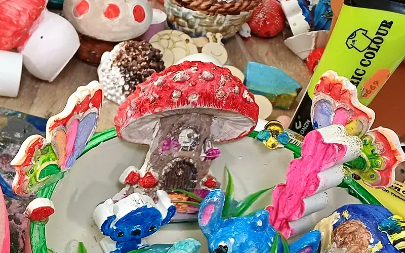 Gombaházas tündérkert mesefigurákkal egy szünidei foglalkozáson