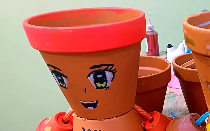 Kifestett, vidám cserépfigura a nyári kézműves táborból
