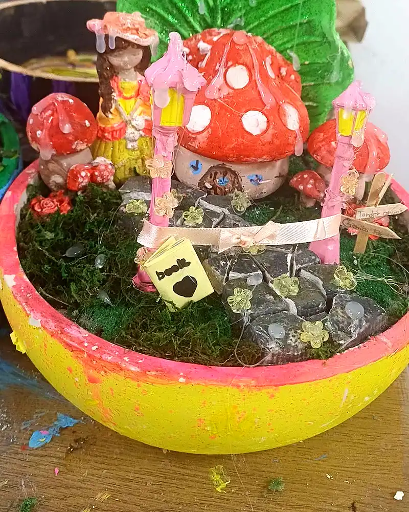 Tündérkert gombaházzal és apró figurával egy kifestett tálban