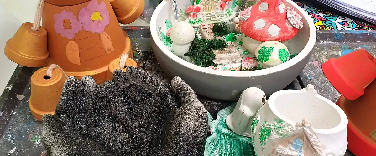Kézműves foglalkozás alkotásai: gombás tündérkert, csillámos gipszkezek és festett kerámiák